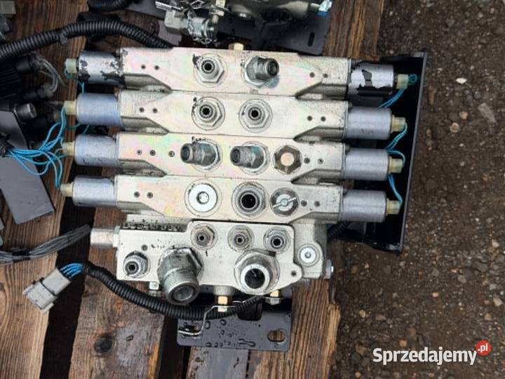 Rozdzielacz hydrauliczny czterosekcyjny HYSTER Antonie