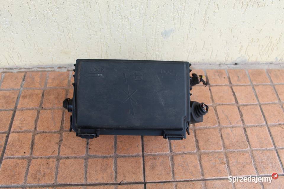 SKRZYNKA BEZPIECZNIKÓW OPEL CORSA D 13 CDTI
