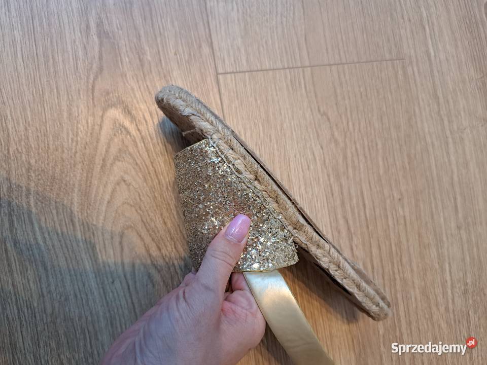 Złote espadryle na koturnie z brokatem i paskiem Trąbki Wielkie