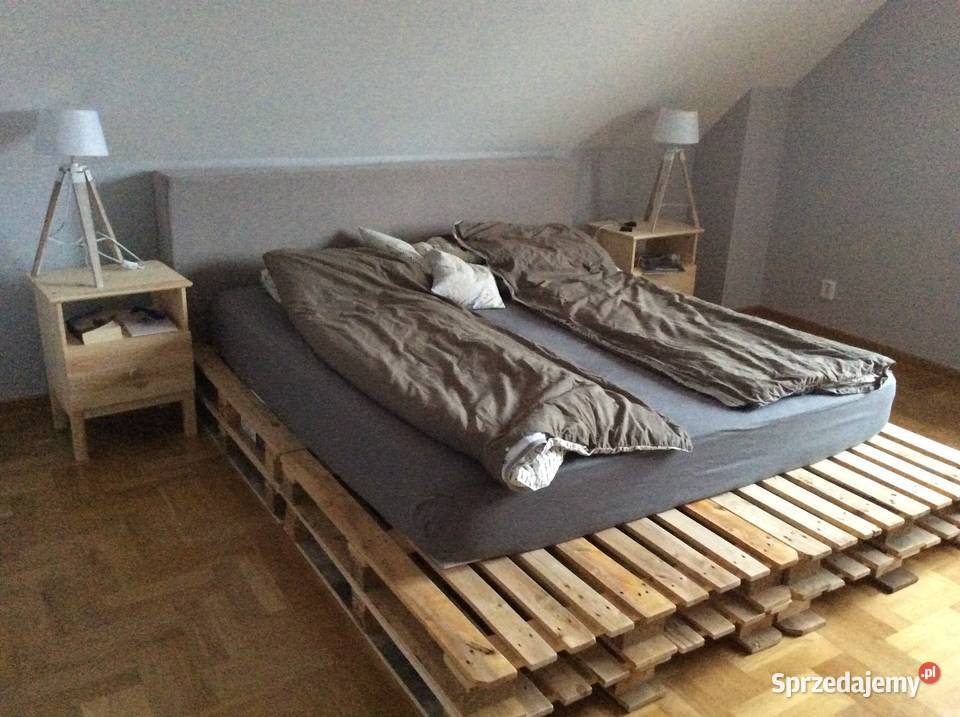 Łóżko z palet tapicerowany zagłówek i siedzisko