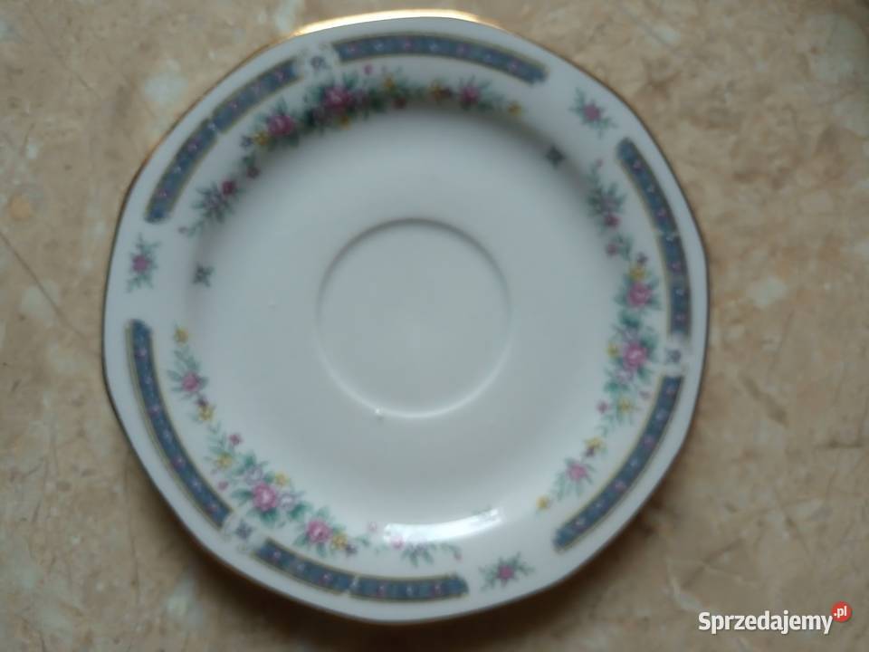 Uroczy zestaw małych filiżanek ze spodkami