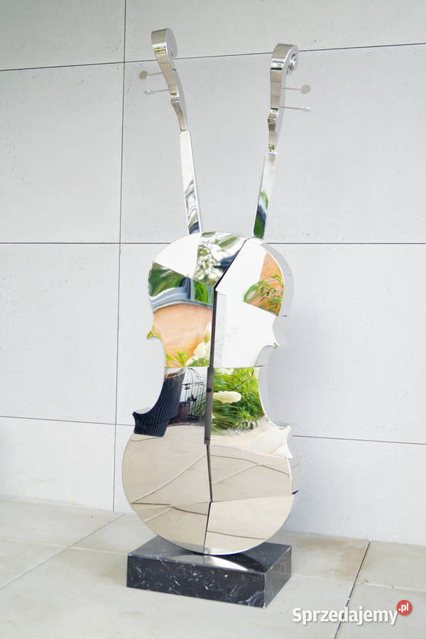 Srebrne skrzypce stal nierdzewna na marmurze Gizałki