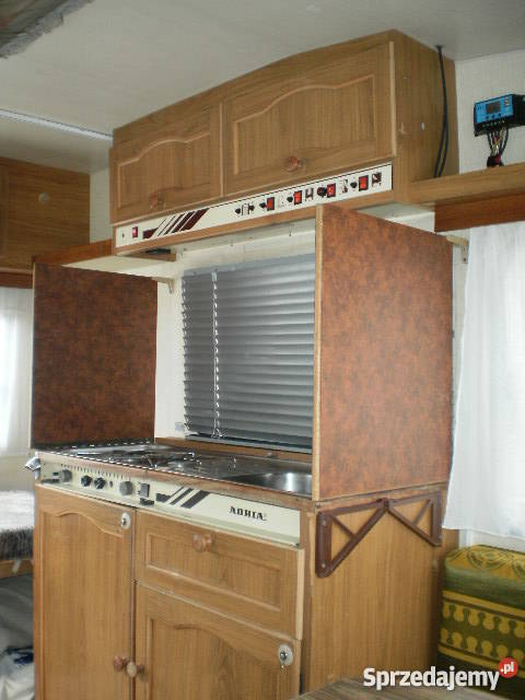 Fajna przyczepa kempingowa z panelem i