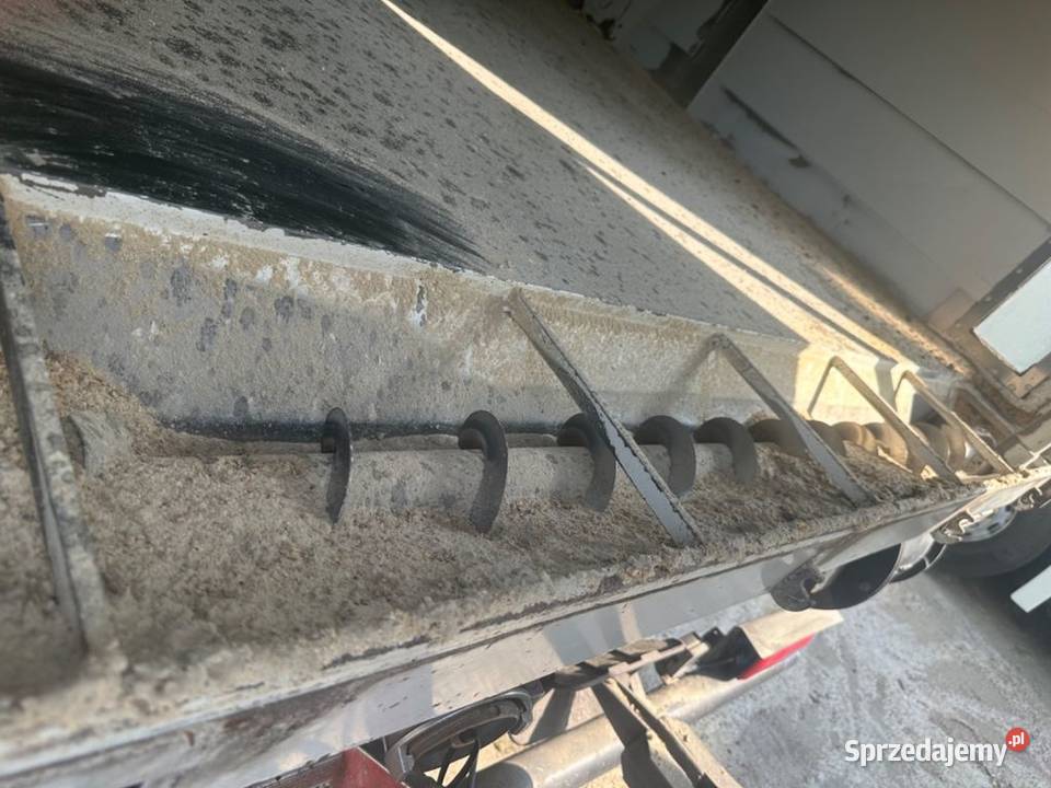 Wywrotka z dmuchawa z wydmuchem paszy sruty