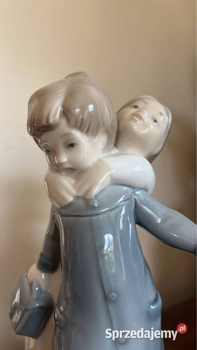 Figurka chłopca z teczką i z dziewczynką Z Gdańsk