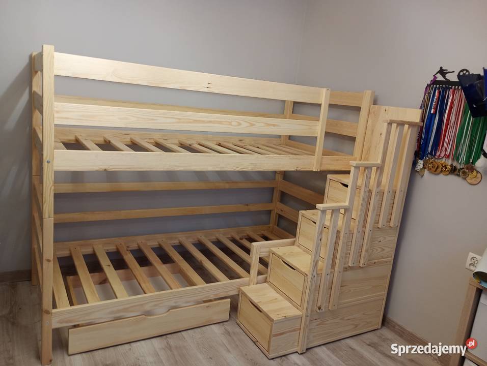 Łóżko piętrowe drewniane ze schodami