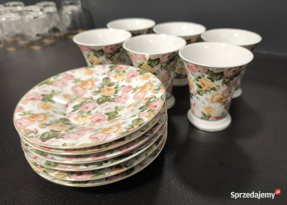 Porcelanowe wysokie filiżanki że spodeczkami pomorskie