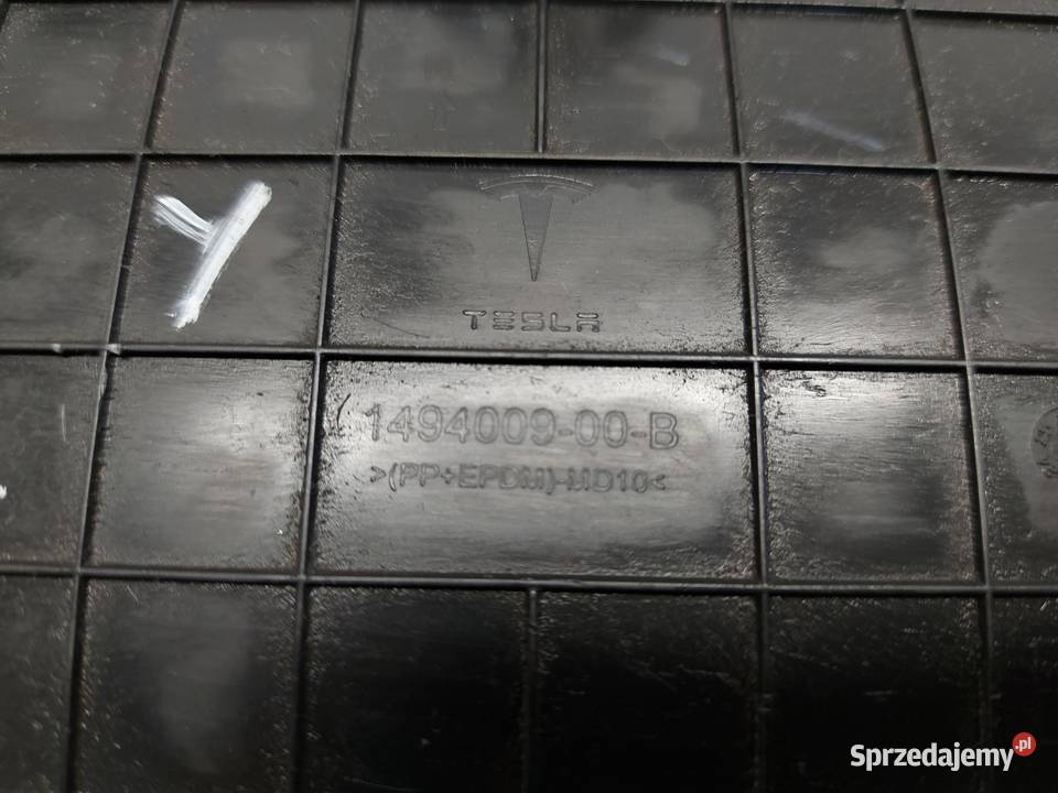 TESLA MODEL Y 2023r Zaślepka haka holowniczego Pozostałe sprzedam