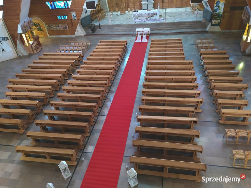 Czerwony biały dywan słupki odgradzające stojaki