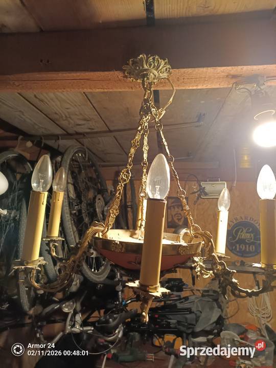 Żyrandol mosiężny pięknie zdobiony do pałacu