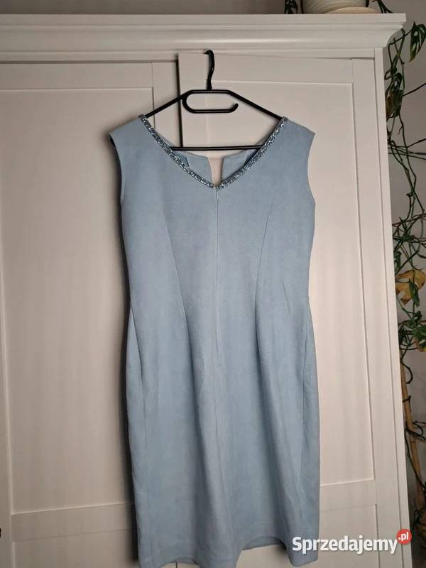Pastelowa błękitna sukienka z ozdobnym dekoltem niebieski Trąbki Wielkie