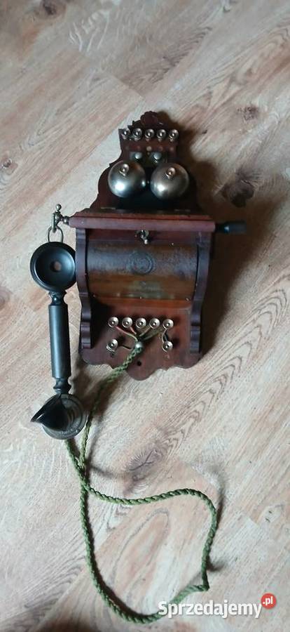 Zabytkowy telefon na ścianę z lat XX w Kraków