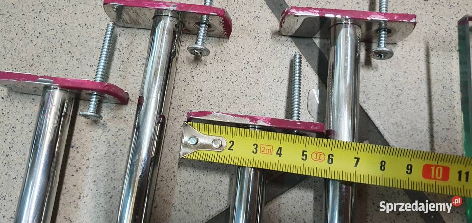 Szklane półki na chromowanych wspornikach