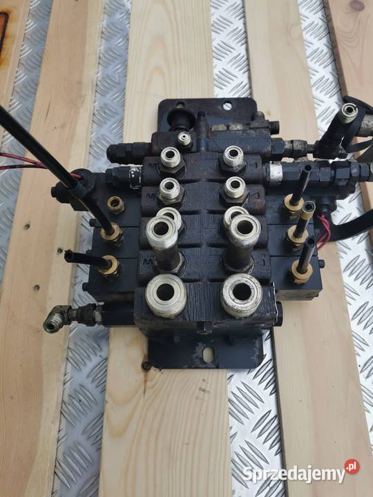 CAT TH 82 Rozdzielacz hydrauliczny Husoo Wilkowo