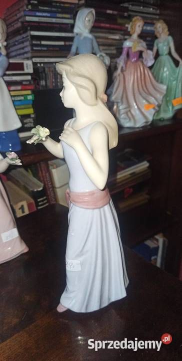 Figurka dziewczyny z różyczka Tengra
Made in Porcelana i szkło Gdańsk sprzedam