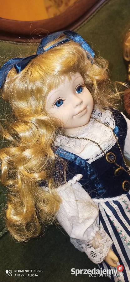 Lalka z kokardą we włosach i krzyżykiemLalka Porcelana i szkło Gdańsk