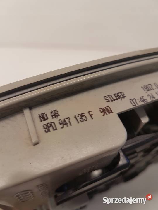 LAMPKA PODSUFITKI AUDI A3 8P 8P0947135F osobowe Przystajń