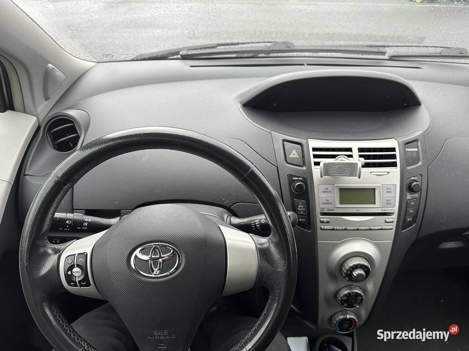Toyota Yaris nieuszkodzony