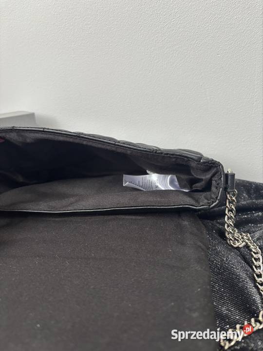 Pikowana torebka na łańcuszku