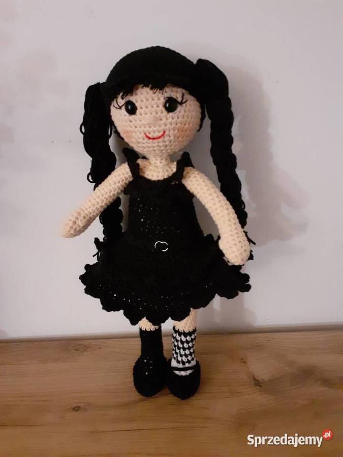 Lalka Wednesday zrobiona na szydełku Kraków