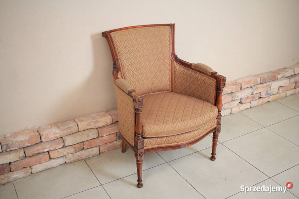 Pięknie zdobiony fotel klasyczny i elegancki