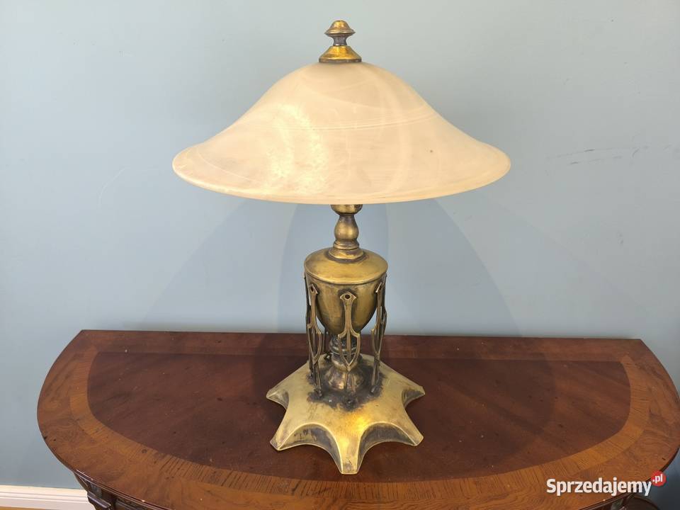 Mosiężna lampa z mlecznym kloszem Meble