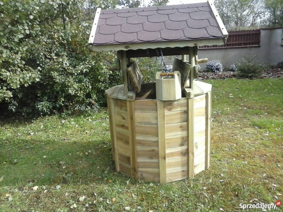 Studniaozdobna drewniana obudowa studni Chocz