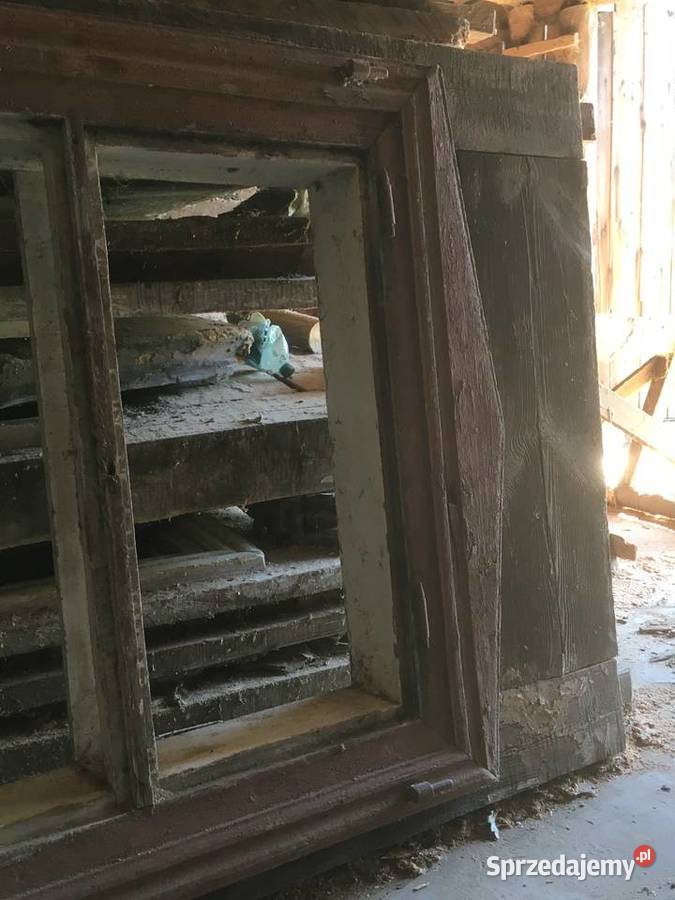 Stare okna drewniane z dużą ramą