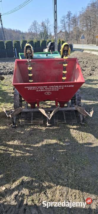 Sadzarka do ziemniaków AKPIL z dozownikiem Dębica