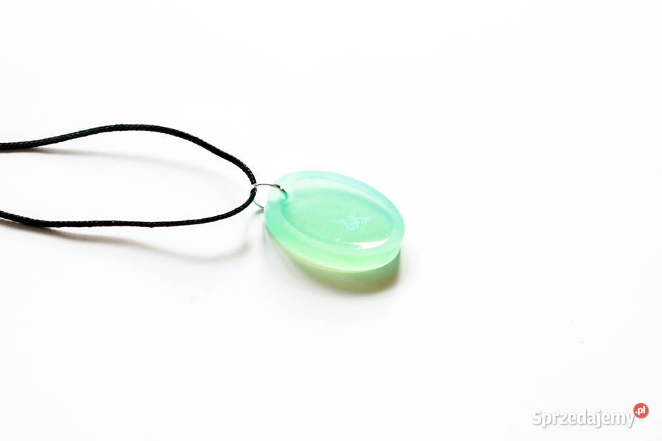 Jasnozielony owalny wisiorek z żywicy Naszyjniki mazowieckie Warszawa sprzedam
