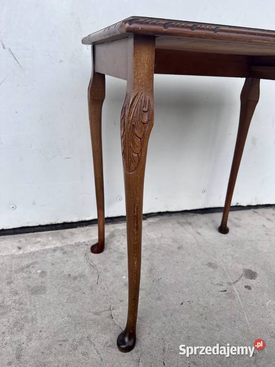 Drewniany stolik z rzeźbionymi nogami styl Meble wielkopolskie Rawicz