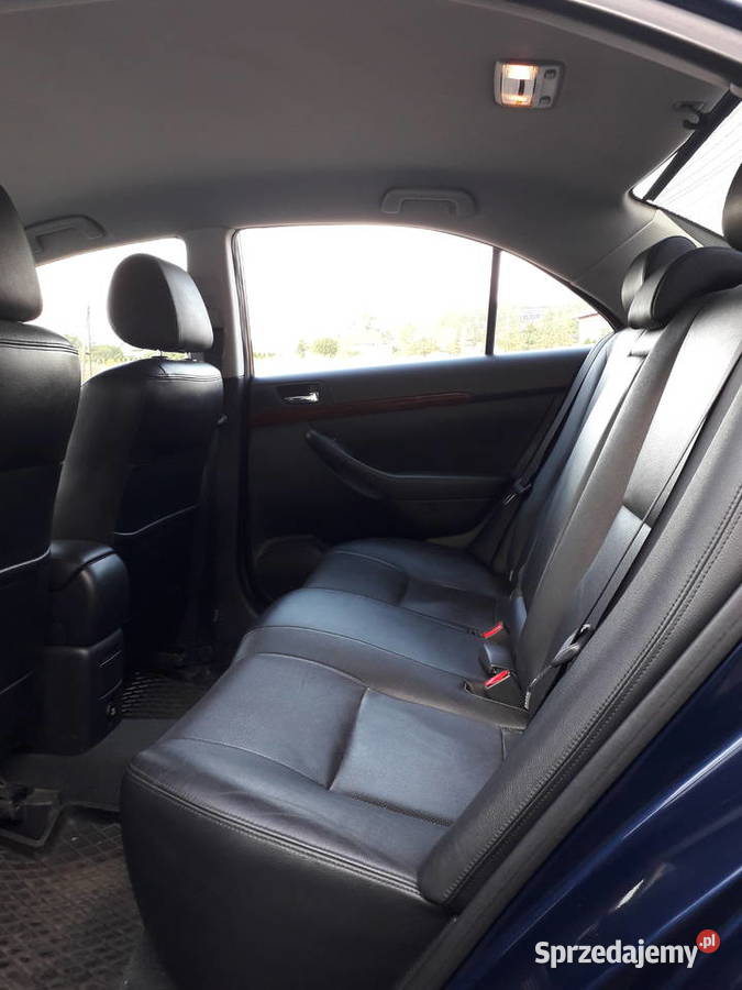 Sprzedam granatowy sedan Avensis T25 2003 wersja Tuchola sprzedam