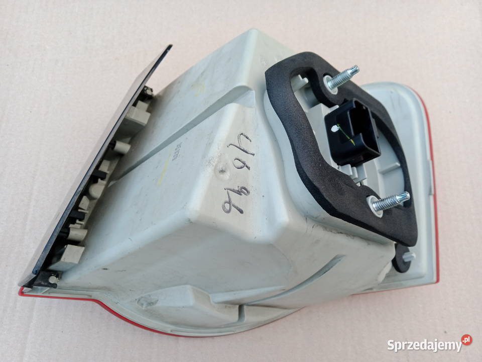 Lampa lewa tył VW Jetta 3 uszkodzona Rok produkcji 2008 Biadki