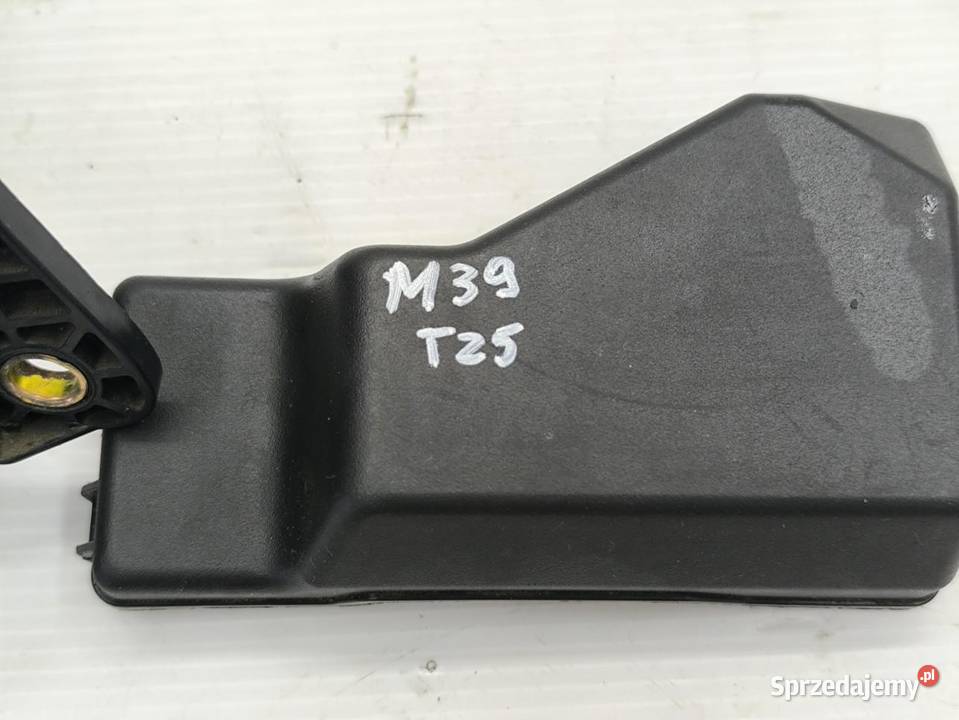 SKRZYNKA BEZPIECZNKÓW TOYOTA AVENSIS II T25 18 Wolsztyn