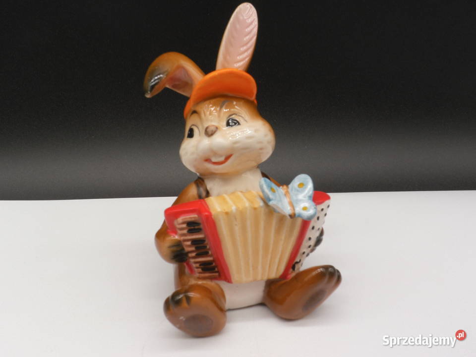 Figurka królika grającego na akordeonie marki Raszków