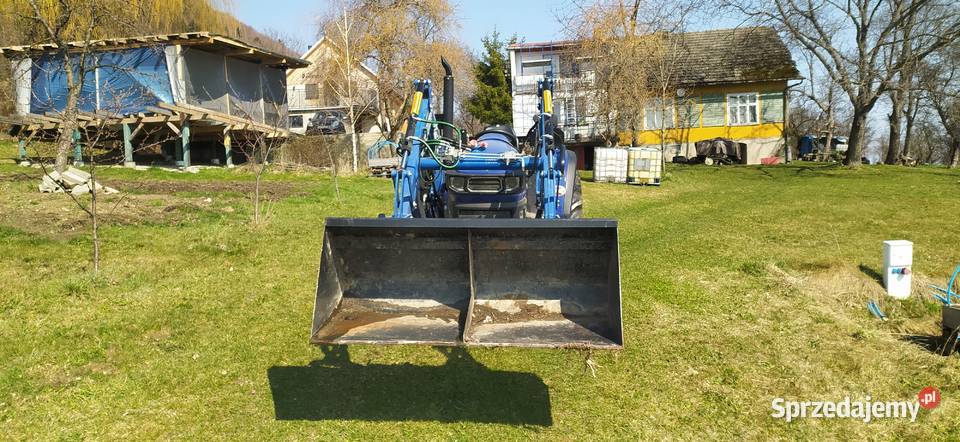 Traktor FARMTRAC 6050E 4WD z ładowaczem czołowym Chomranice