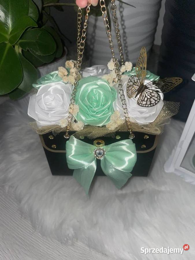 Piękny mały bukiet róż ze wstążki idealny na Darłowo sprzedam