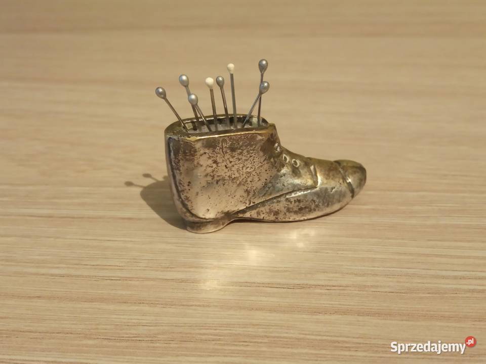 Stary posrebrzany bibelot igielnik but