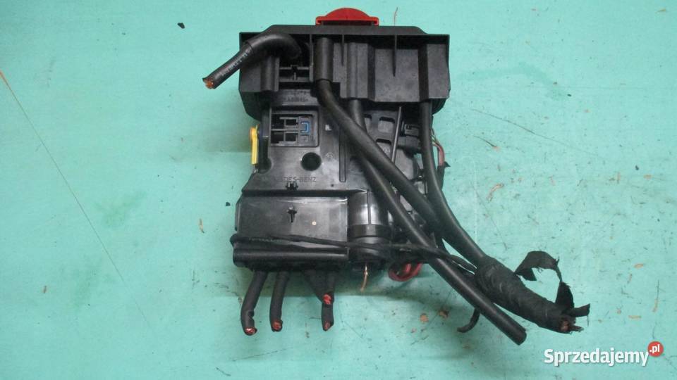 MERCEDES W204 21 CDI 07r moduł bezpieczników