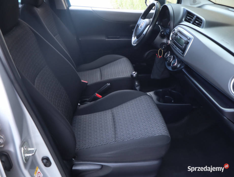 Toyota Yaris 10 VVTi Rok produkcji 2014