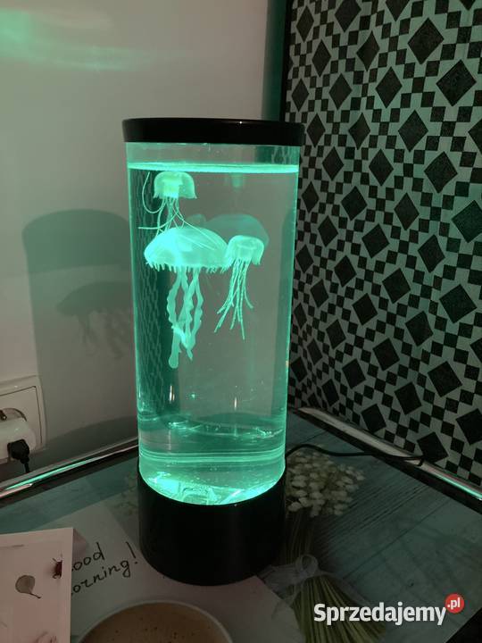 Lampka zmieniająca kolory z pływającymi meduzami