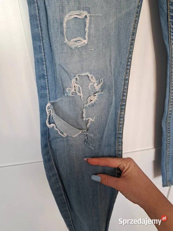 Jasnoniebieskie jeansy damskie z przetarciami i Trąbki Wielkie sprzedam
