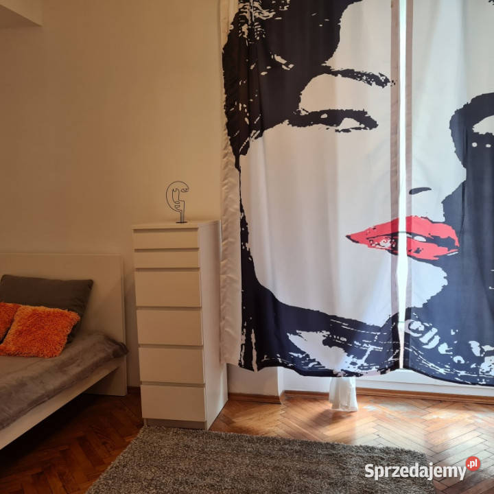 Bezpośrednio 3 pokoje 67 m2 Hoża 2931 4500 PLN Rok budowy 1960 sprzedam