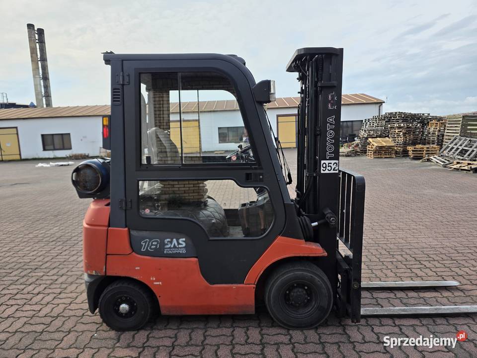 Wózek widłowy Toyota 427FGF18 triplex Wózki widłowe wielkopolskie Kalisz sprzedam