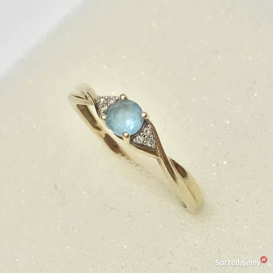 Złoty pierścionek 9K 375 z błękitnym topazem i Warszawa