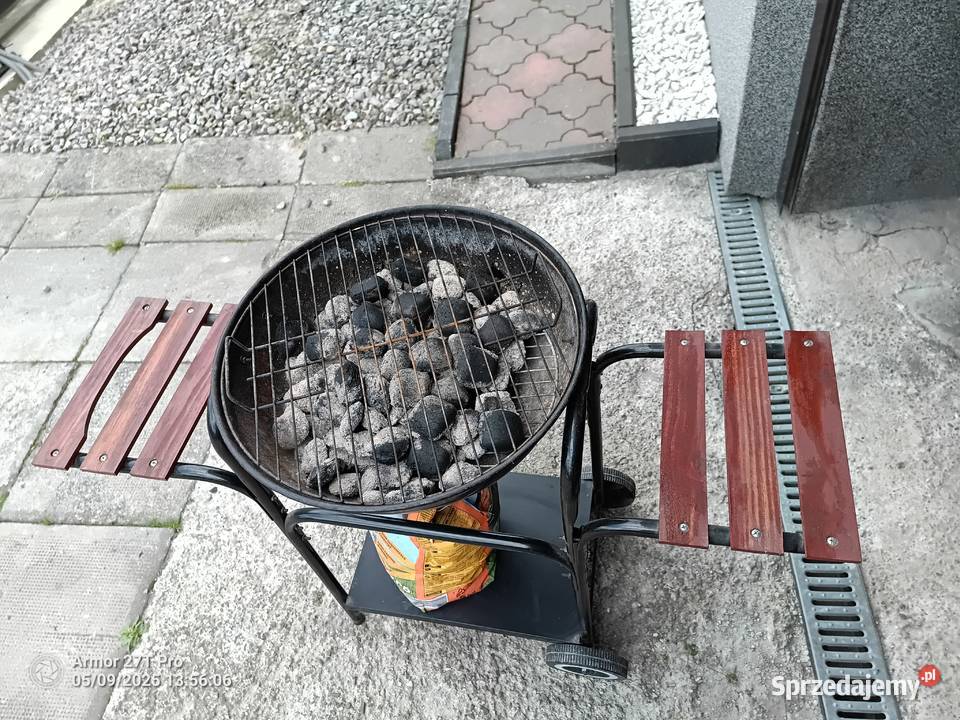 Grill węglowy z pokrywą półkami i kółkami śląskie Zabrzeg