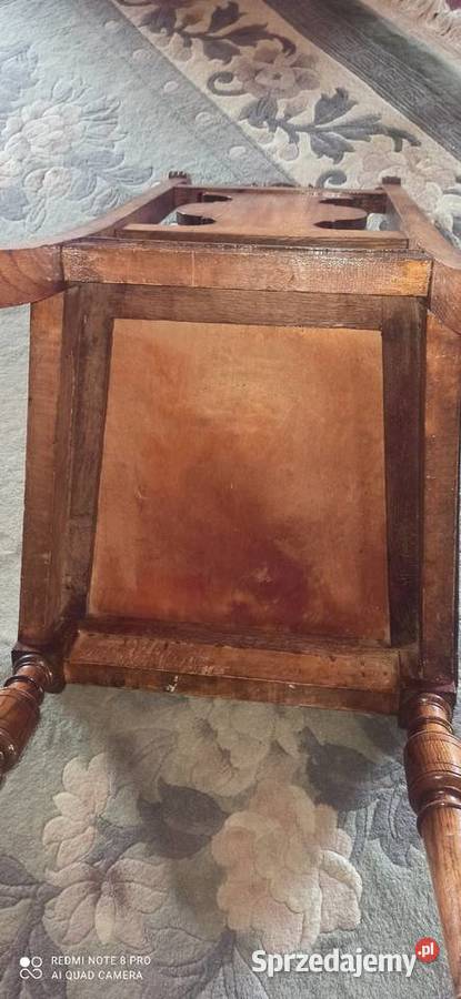 Piękne drewniane krzesło
Eklektyk Wytłaczane