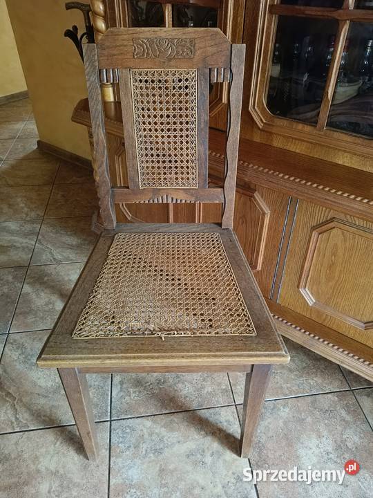 Stare drewniane krzesła rzeźbione z rafią Lipno