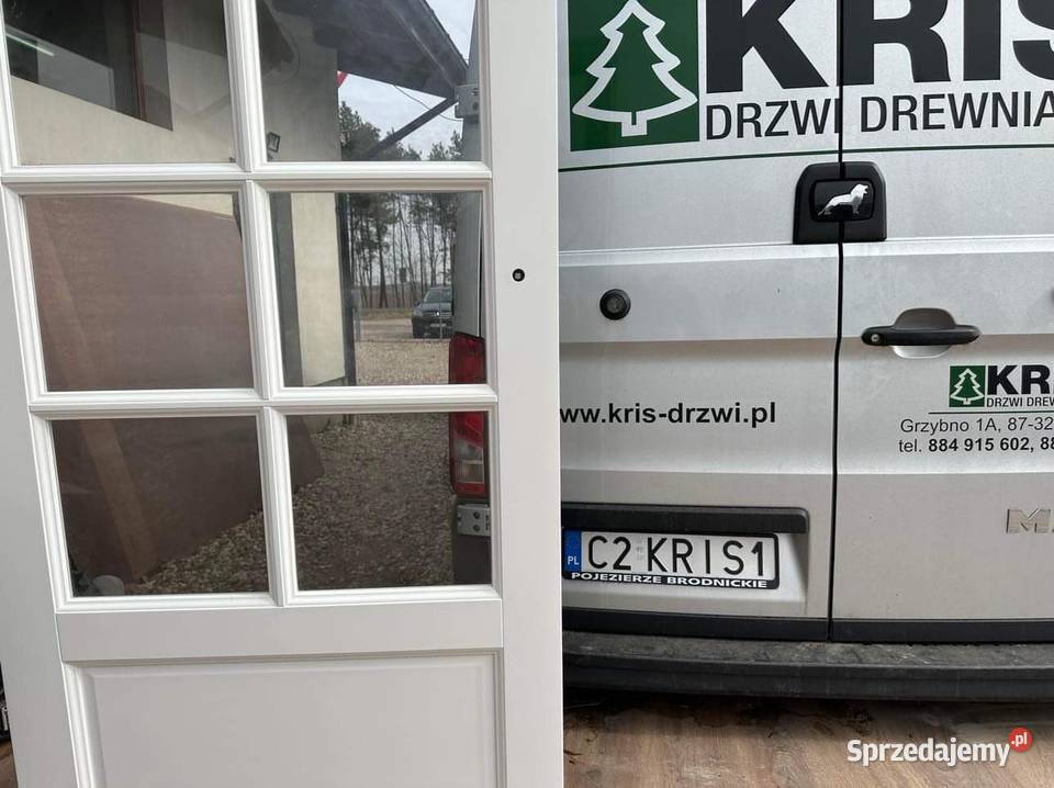 Drzwi wewnętrzne przeszklone szprosy białe ręki Drzwi i okna