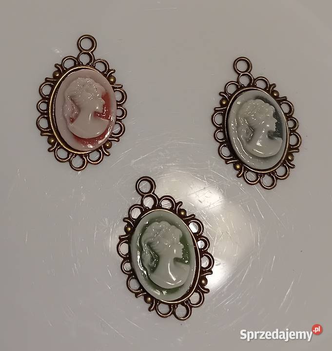 Trzy małe kamee oprawione w misiądz około połowy Koźminek